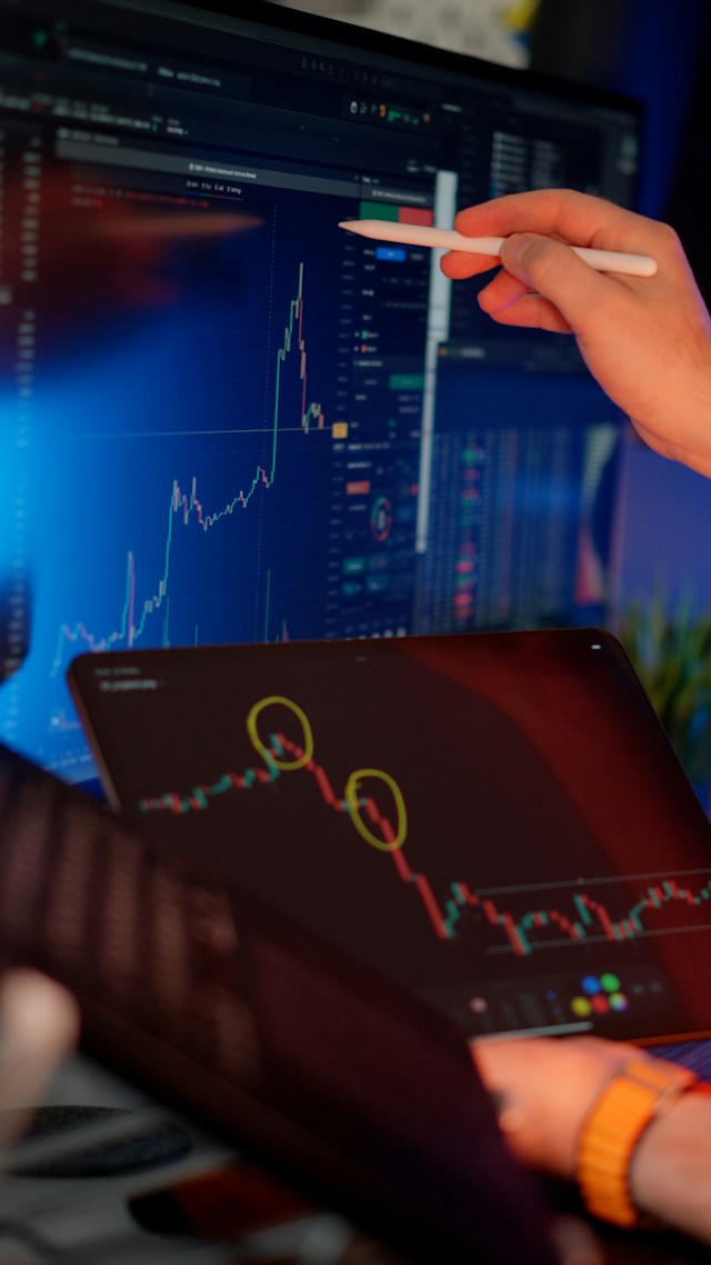Placeholder: traders collaborating around a desk